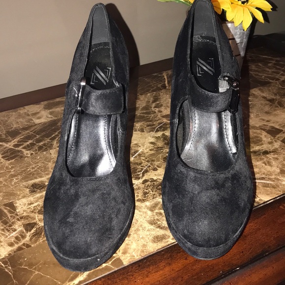 🦋 ‼️SOLD‼️New! Suede platform 5” heels. - Picture 2 of 8